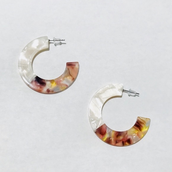 CAMILLE RESIN HOOP EARRINGS PEARL MULTI 1.5” - Picture 6 of 7